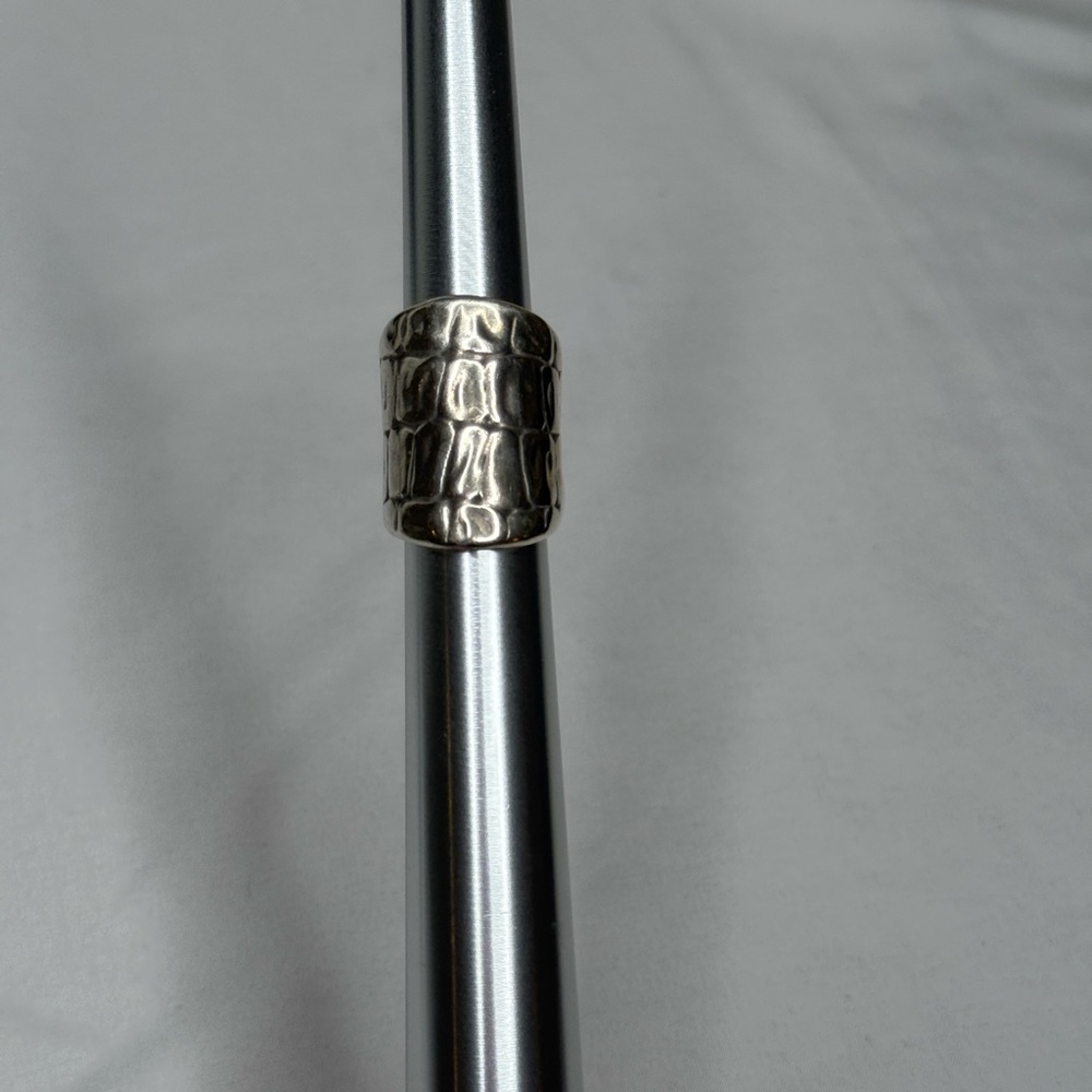 UNO de 50 Textured Wide Silver Embossed Ring - Picture 4 of 7